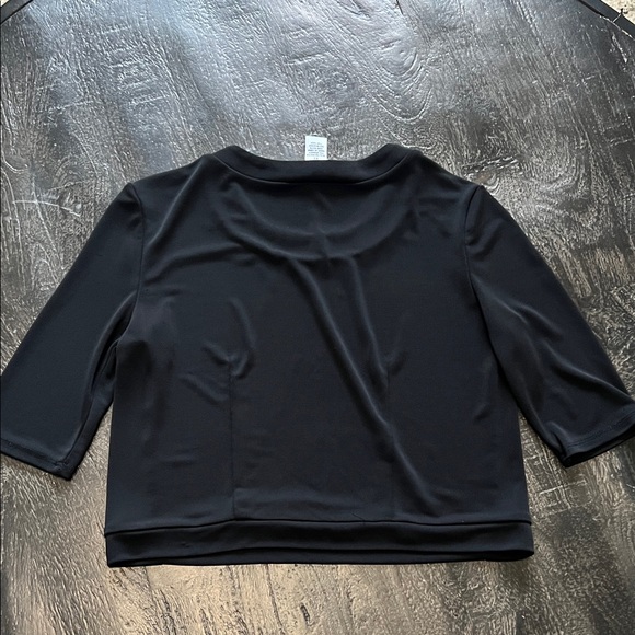 Carmen Marc Valvo White and Gray Fitted Crop T-Shirt - Picture 3 of 3